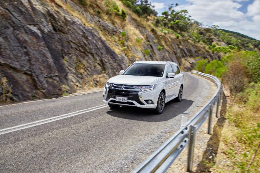  Mitsubishi Outlander PHEV 2017 года  (AU) (фото 16 из 35)